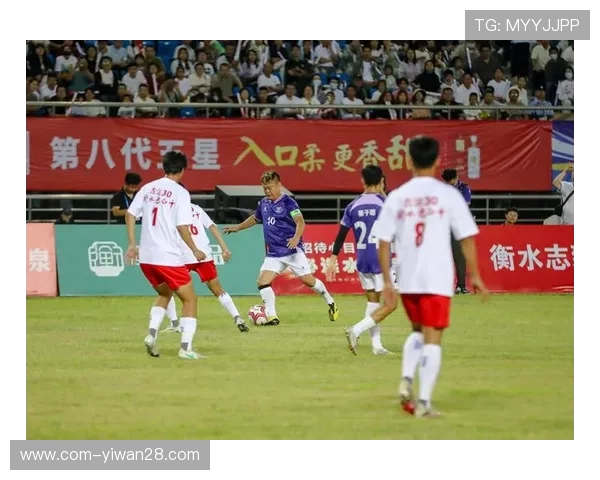 足球明星背后的真实人品揭秘：他们场上场下的品德如何影响职业生涯