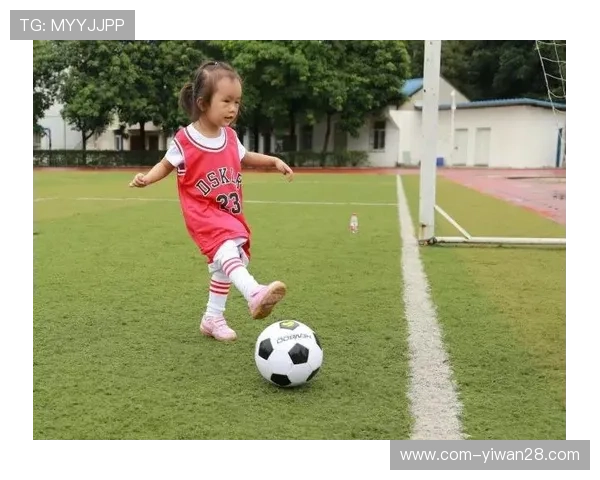 足球星萌娃鼓掌聚焦：点亮青春梦想舞台